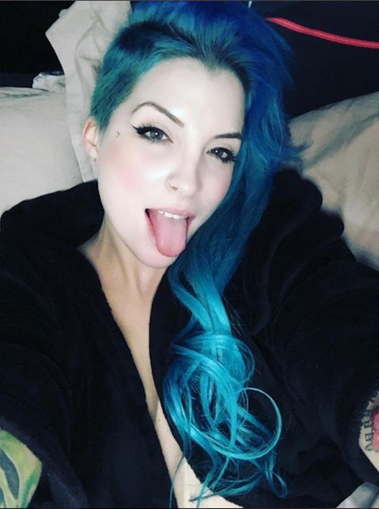 Ex-BBB Clara Aguilar mostra cabelos azuis na internet