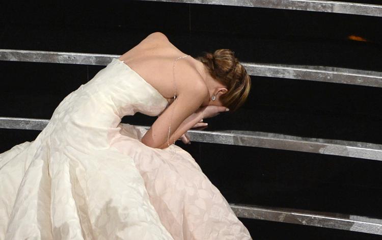 Jennifer Lawrence caindo