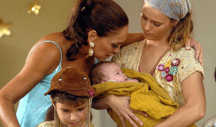 Mães das novelas: Maria do Carmo de Senhora do Destino. Na foto, a personagem está próxima da neta e de sua filha Lindalva.
