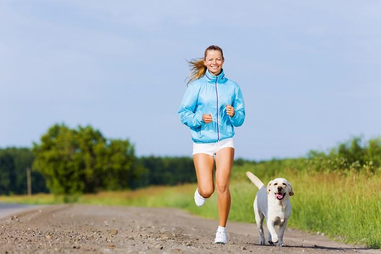 mulher correndo com cachorro