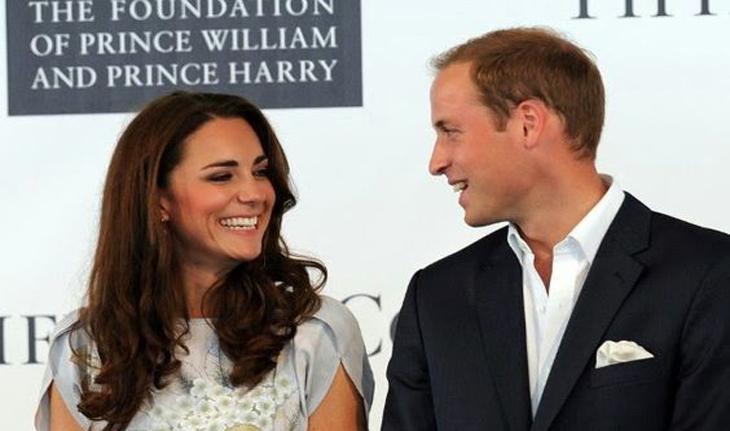 foto de Kate e William olhado um para o outro e sorrindo