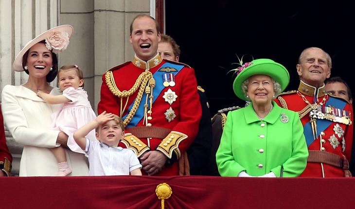 foto com Kate, William, seus filhos (George e Charlotte), a rainha Elizabeth e o príncipe Philip em uma saca olhando para cima e parecendo surpresos