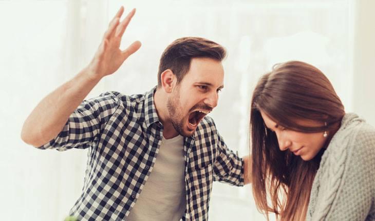 Homem gritando com a namorada