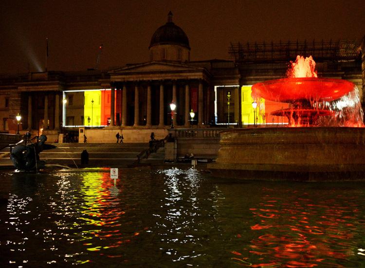 Londres se ilumina após atentados na Bélgica