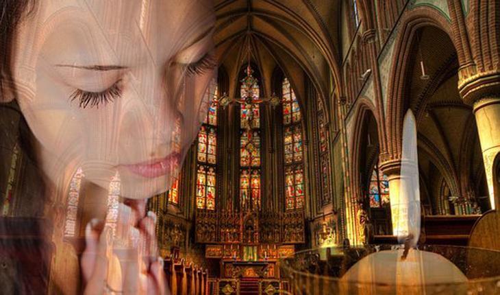 foto de uma igreja com o um detalhe em transparência no canto superior de uma mulher rezando
