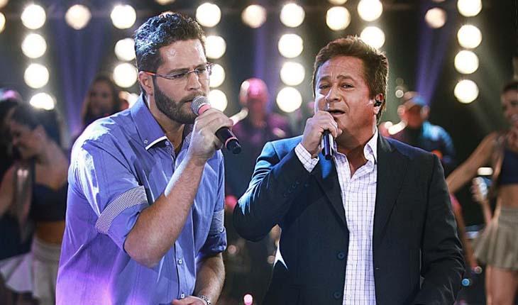 cantor Leonardo e seu filho, Pedro, durante show