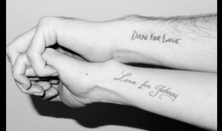 Danielle winits e jonatas faro mostram as tatuagens no braço com o nome um do outro