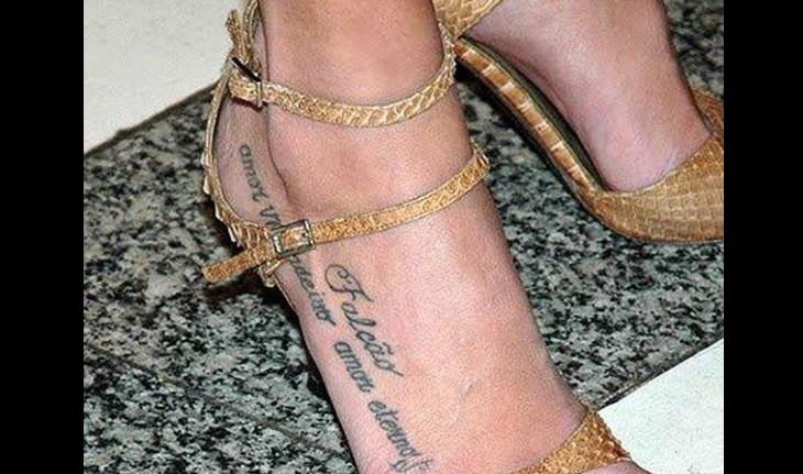 Imagem da tatuagem de Deborah Secco, em homenagem à Falcão, no pé