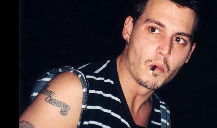 Jhonny Depp mostra a tatuagem feita para a ex