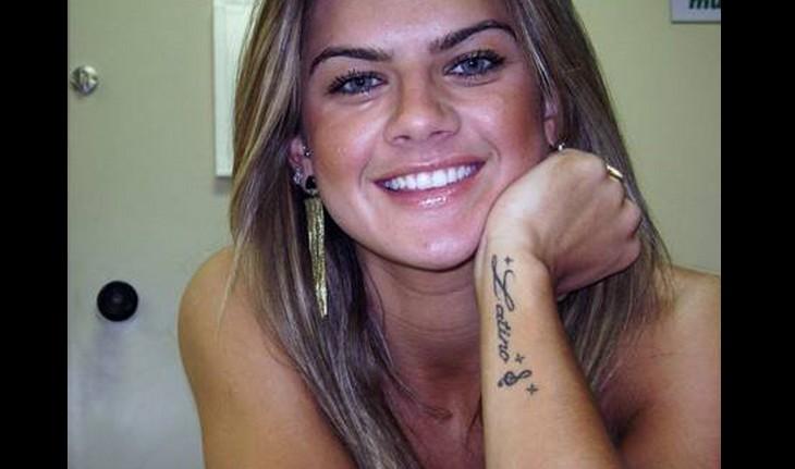 A modelo Mirella mostra a tatuagem feita em homenagem à Ronaldo