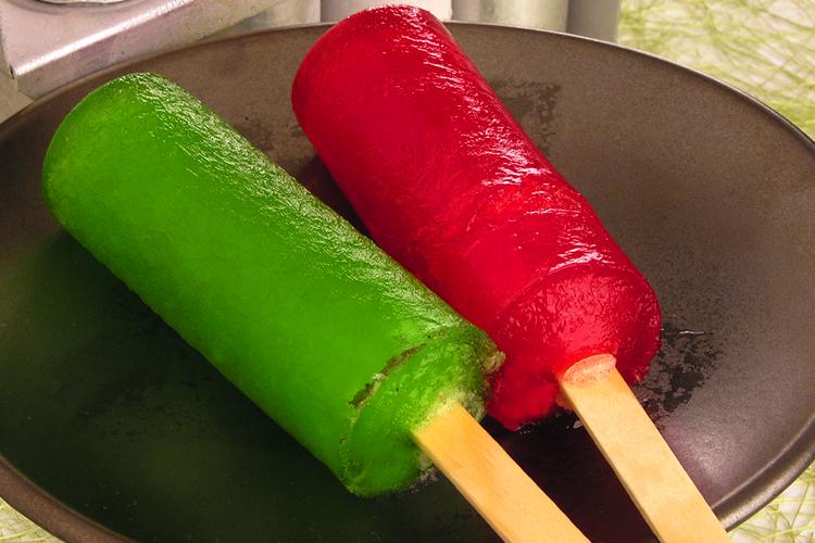 Picolé de gelatina colorido e fácil de fazer