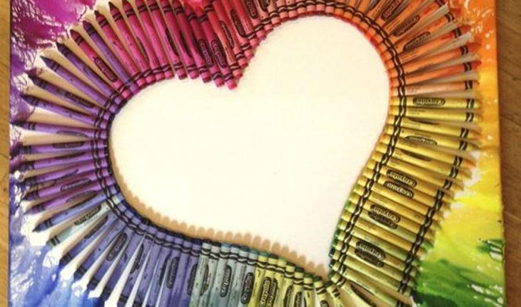 quadro de giz com desenho em formato de coração e linhas de giz colorido derretido