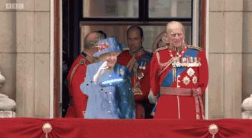 A Rainha Elizabeth II usou uma roupa verde-limão e a internet não perdoou