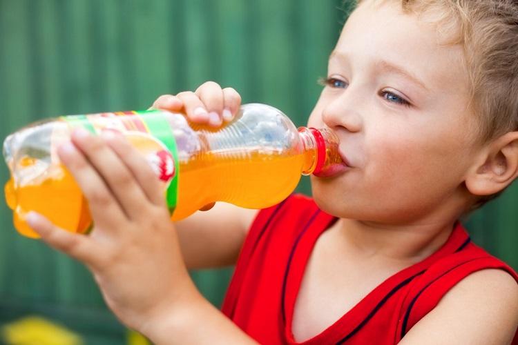 Criança bebendo refrigerante
