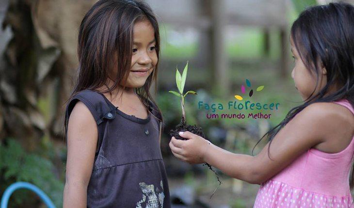 crianças segurando planta na Amazônia
