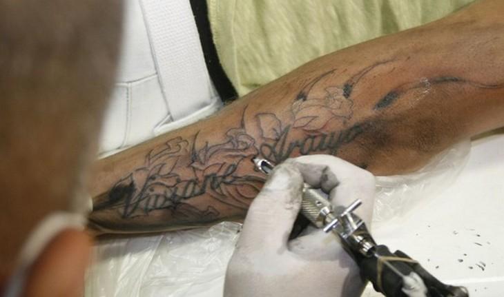 O cantor belo mostra a tatuagem feita para viviane araújo e seu processo de transformação em outra tatuagem