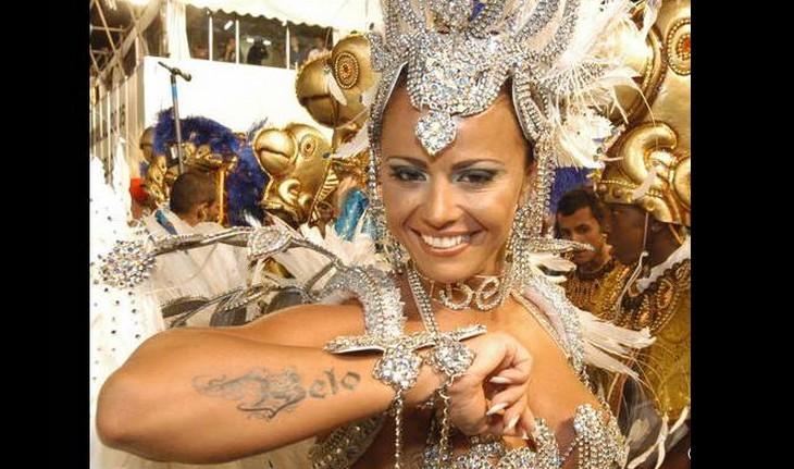 Viviane araújo mostra a tatuagem que fez em homenagem ao cantor Belo, seu ex marido