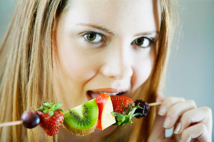 mulher comendo frutas