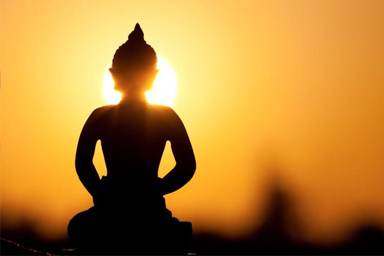 Imagem de Buda com um pôr do sol ao fundo