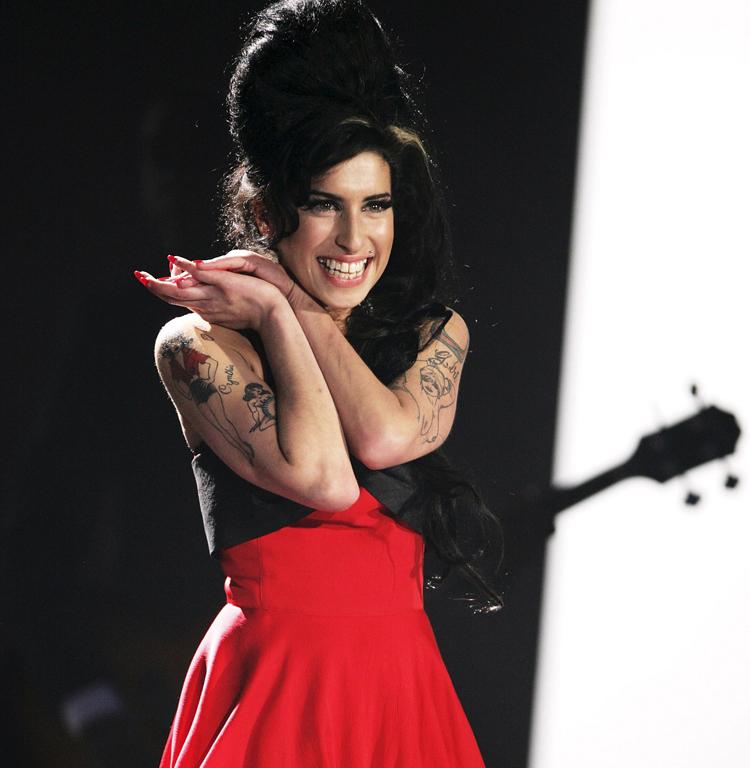 Amy Winehouse, vestido vermelho, sorrindo