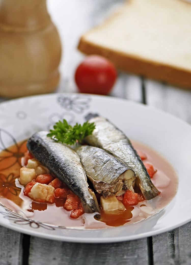 Peixe, sardinhas, tomate, salsa, prato