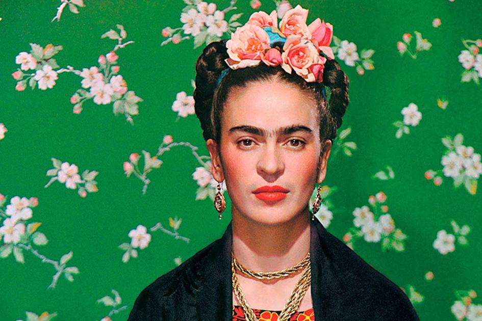 Foto de Frida Kahlo com um fundo verde e sua clássica coroa de flores, bem como suas grossas sobrancelhas