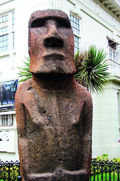 Estátua Moai na frente do Museu Fonck em Vina Del Mar, Chile
