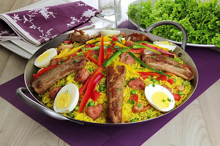 Paella Caipira, wok, salada, pratos, toalha, guardanapo