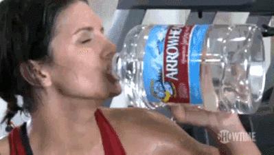 mulher bebendo água