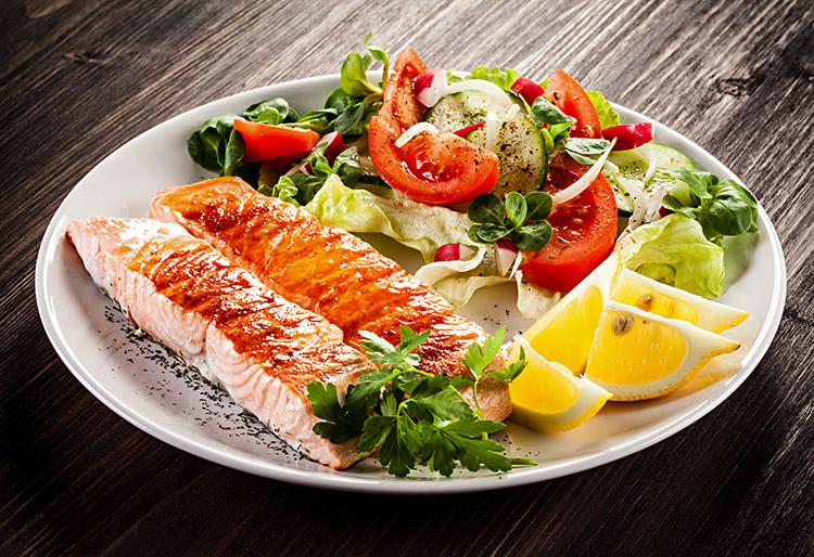 Alimentos como salmão e tomate combatem a depressão