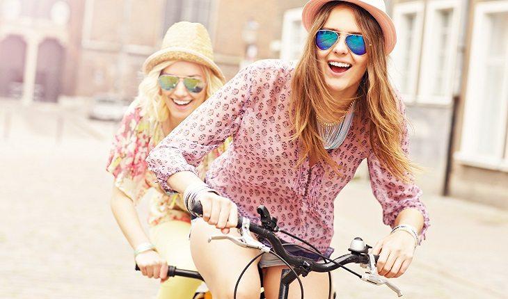 Mulheres, lindas, amigas, felizes, andando de bicicleta