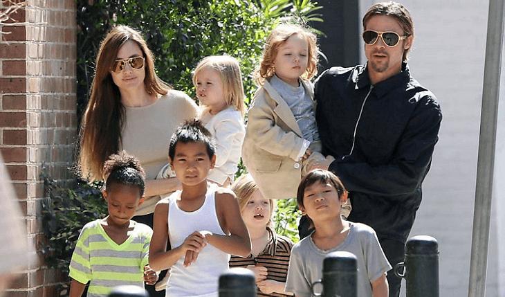 Famosos que adotaram seus filhos. Na foto, Angelina Jolie e Brad Britt com seus filhos