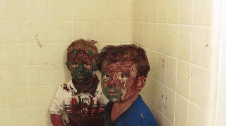 duas crianças com rosto sujo de tinta - áries