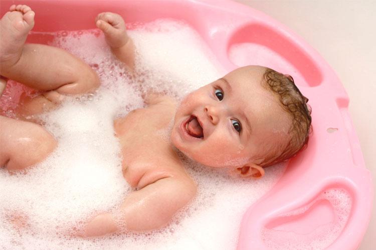 bebe-feliz-tomando-banho-na-banheira