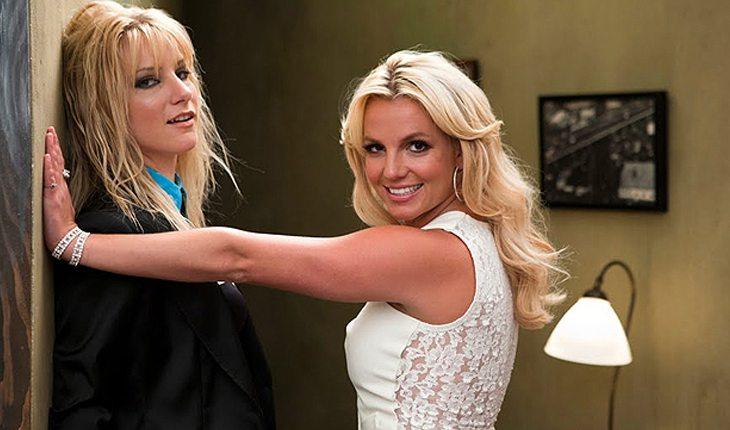 Na foto há a cantora Britney Spears participando de uma série de TV