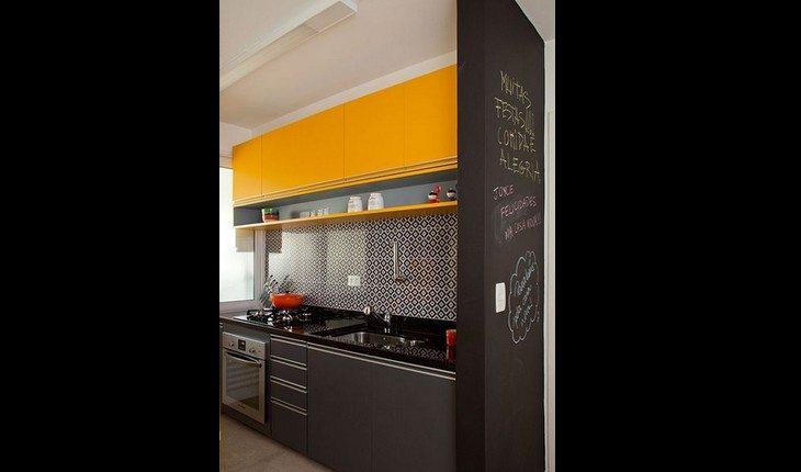 Cozinha com decoração amarela