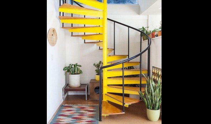 Escada residencial amarela