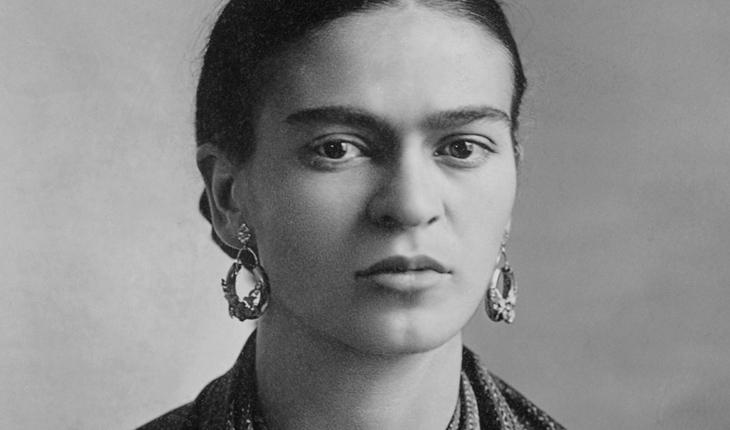 Frida em uma foto preto e branco