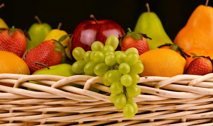 Na foto há uma cesta de frutas