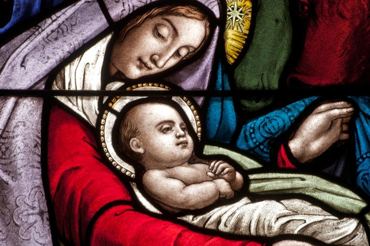 Detalhe do vitral que descreve a cena de Natal, o Jesus criança com Maria