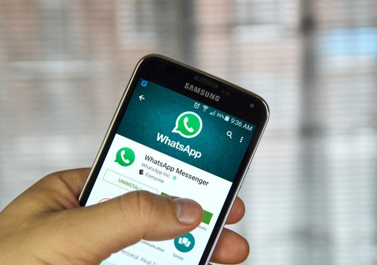 mao-segurando-celular-smartphone-aplicativo-tela-whatsapp-privacidade no whatsapp