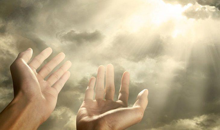 Mãos louvando aos céus pelo poder da fé
