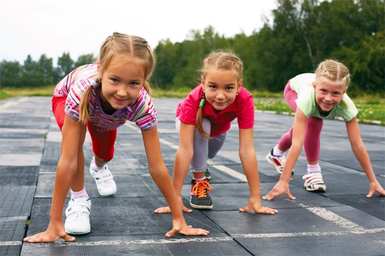 meninas praticando atletismo