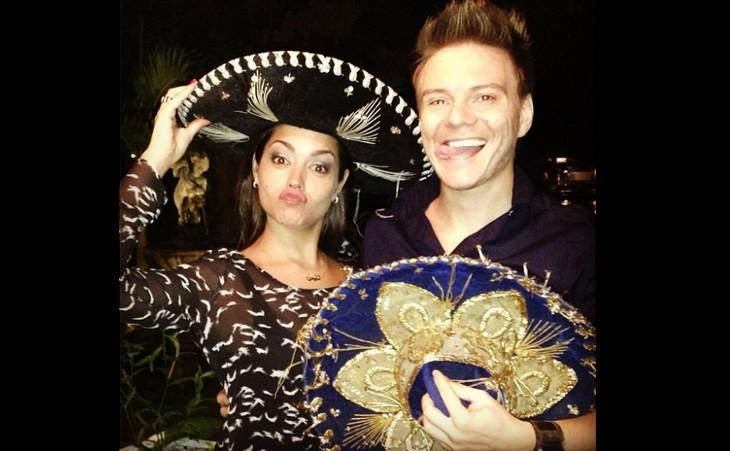 Thaís e Teló posando para foto com chapéu mexicano