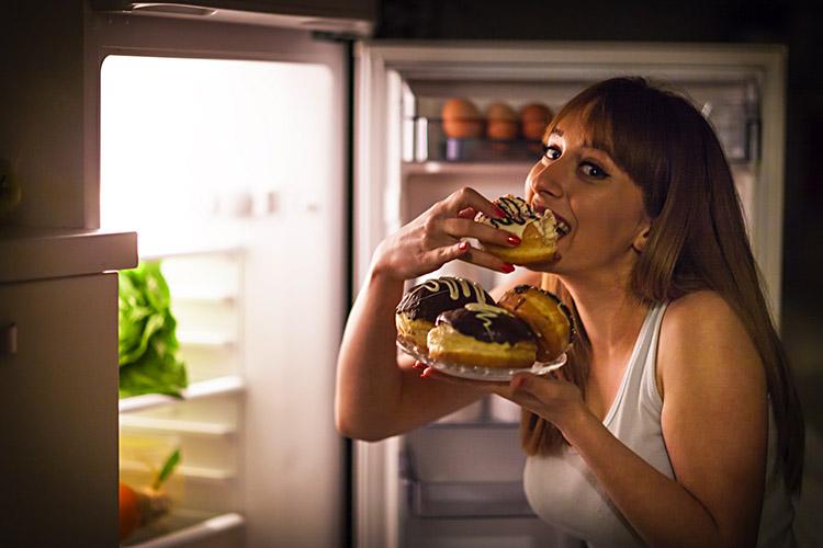 mulher com fome atacando a geladeira