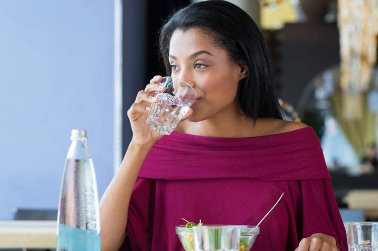 mulher bebendo agua habitos alimentares