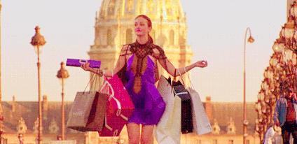 mulher carregando sacolas de compras