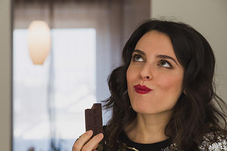 mulher comendo chocolate