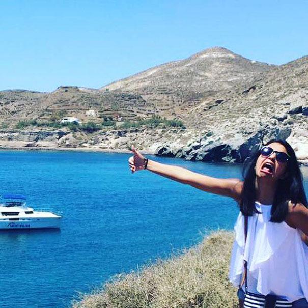 Paquistanesa tira fotos fingindo que está acompanhada no marido em lua de mel na Grécia