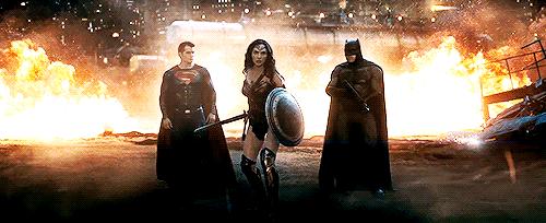 mulher maravilha entre batman e superman no filme